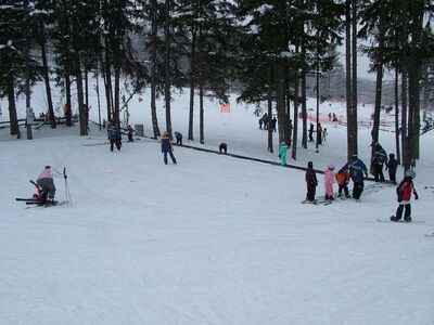 Emily and Aislinn in ski school